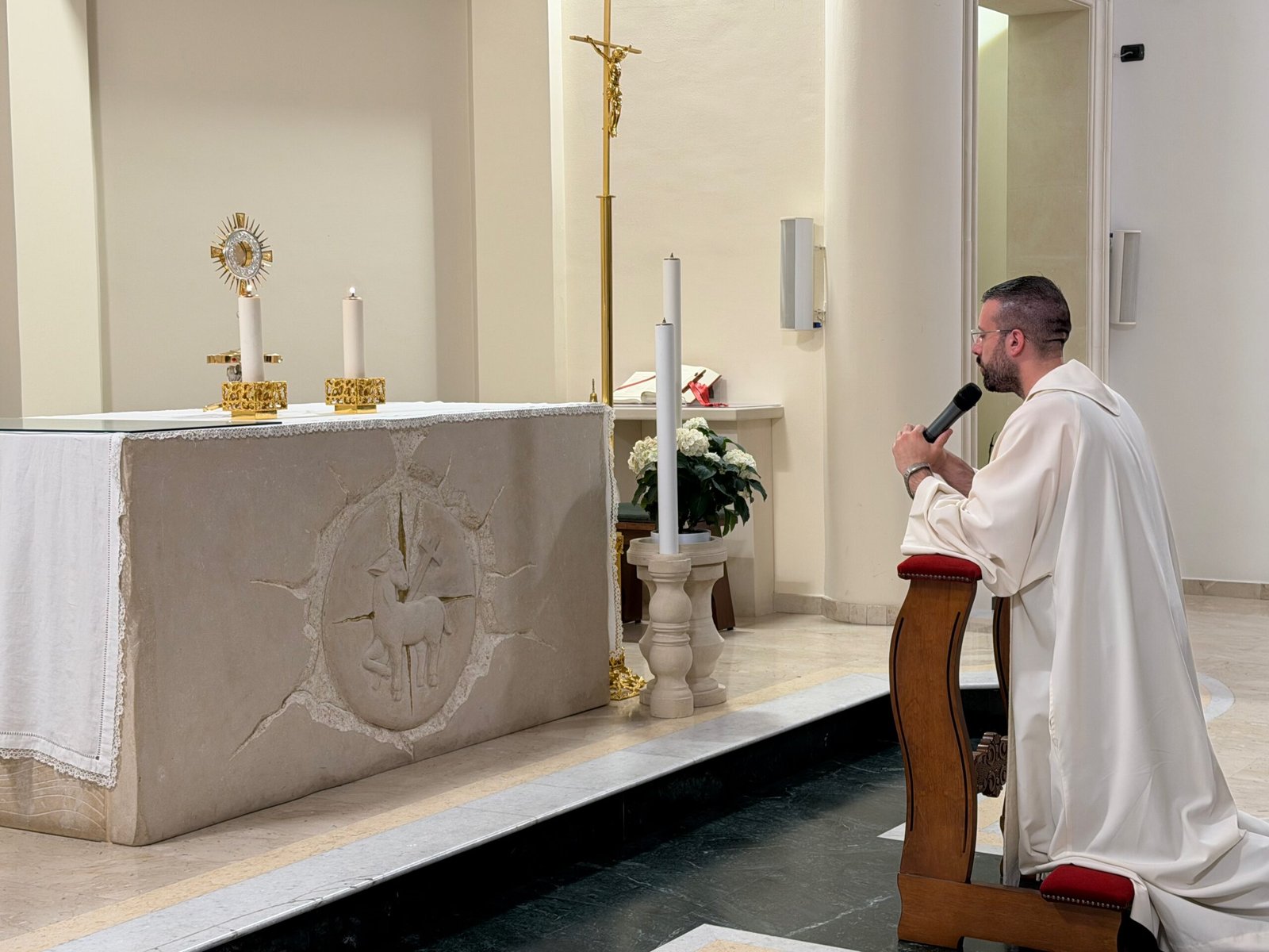 «Restiamo umani nell’era dell’Intelligenza Artificiale»: al via l’Adorazione eucaristica meditando l’enciclica di Papa Leone XIV