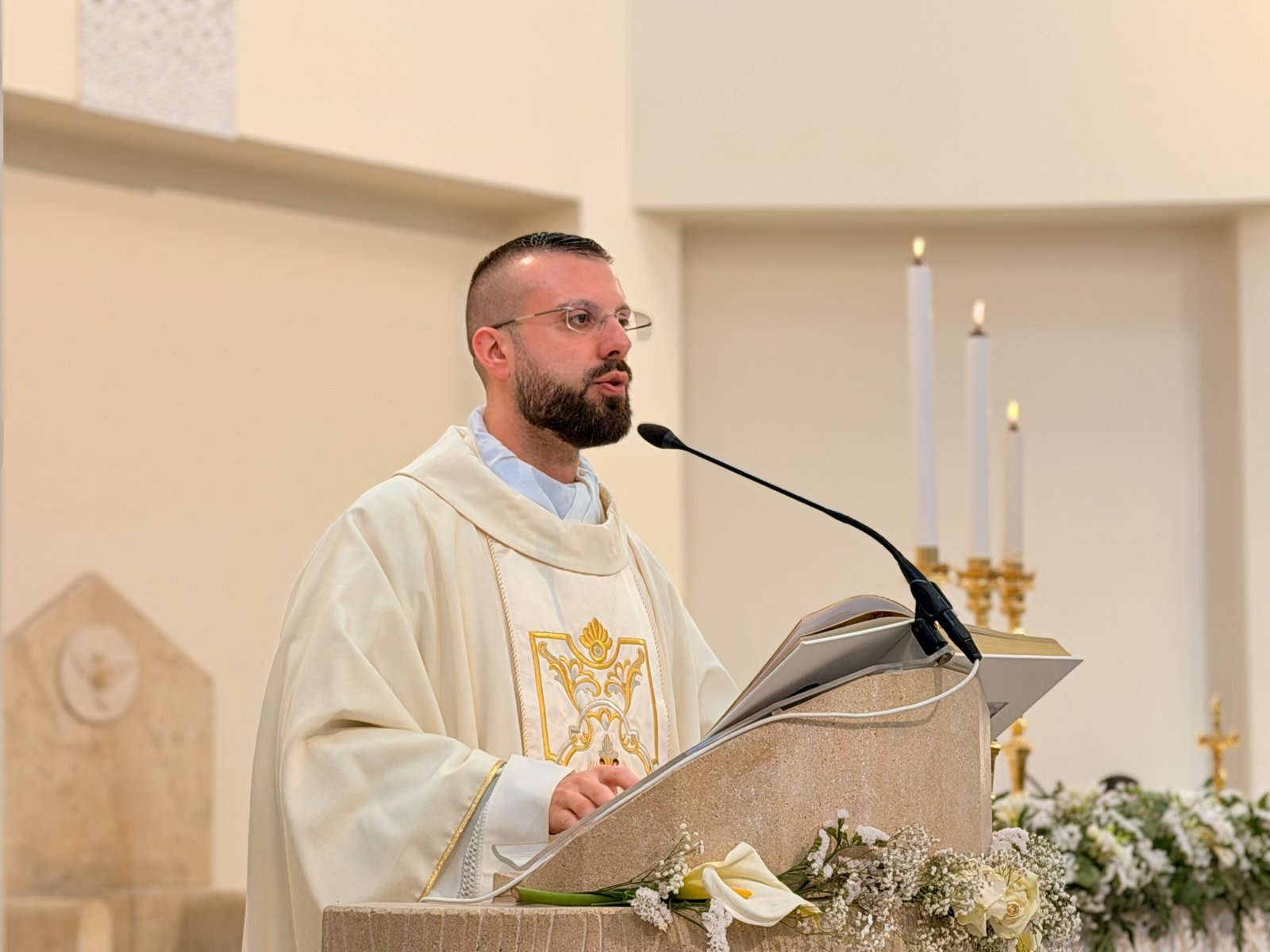 Auguri a don Nicola Mobilio per il suo undicesimo anniversario di ordinazione sacerdotale