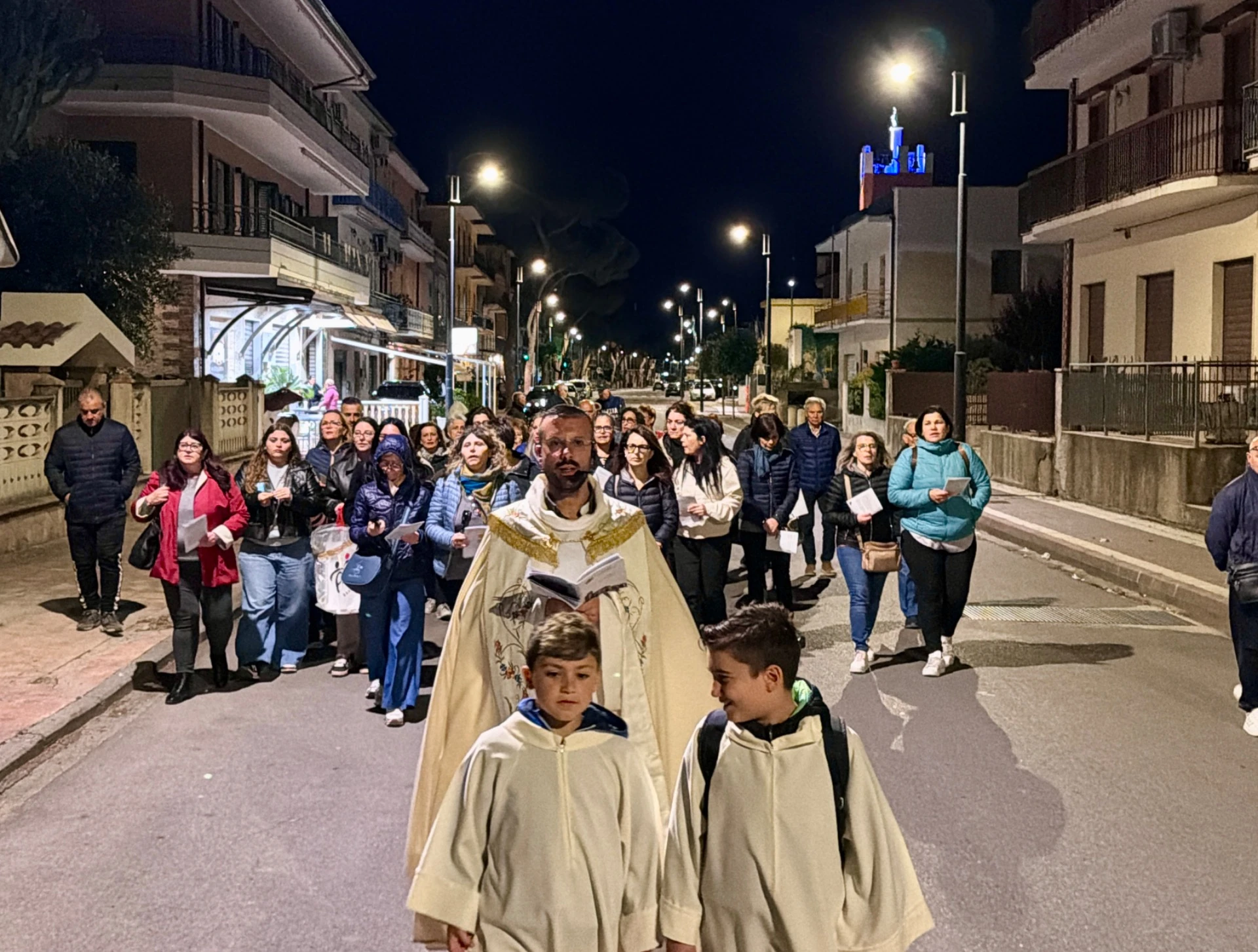 «Cristo è davvero passato in noi?»: la riflessione di don Nicola a conclusione di una suggestiva Via Lucis