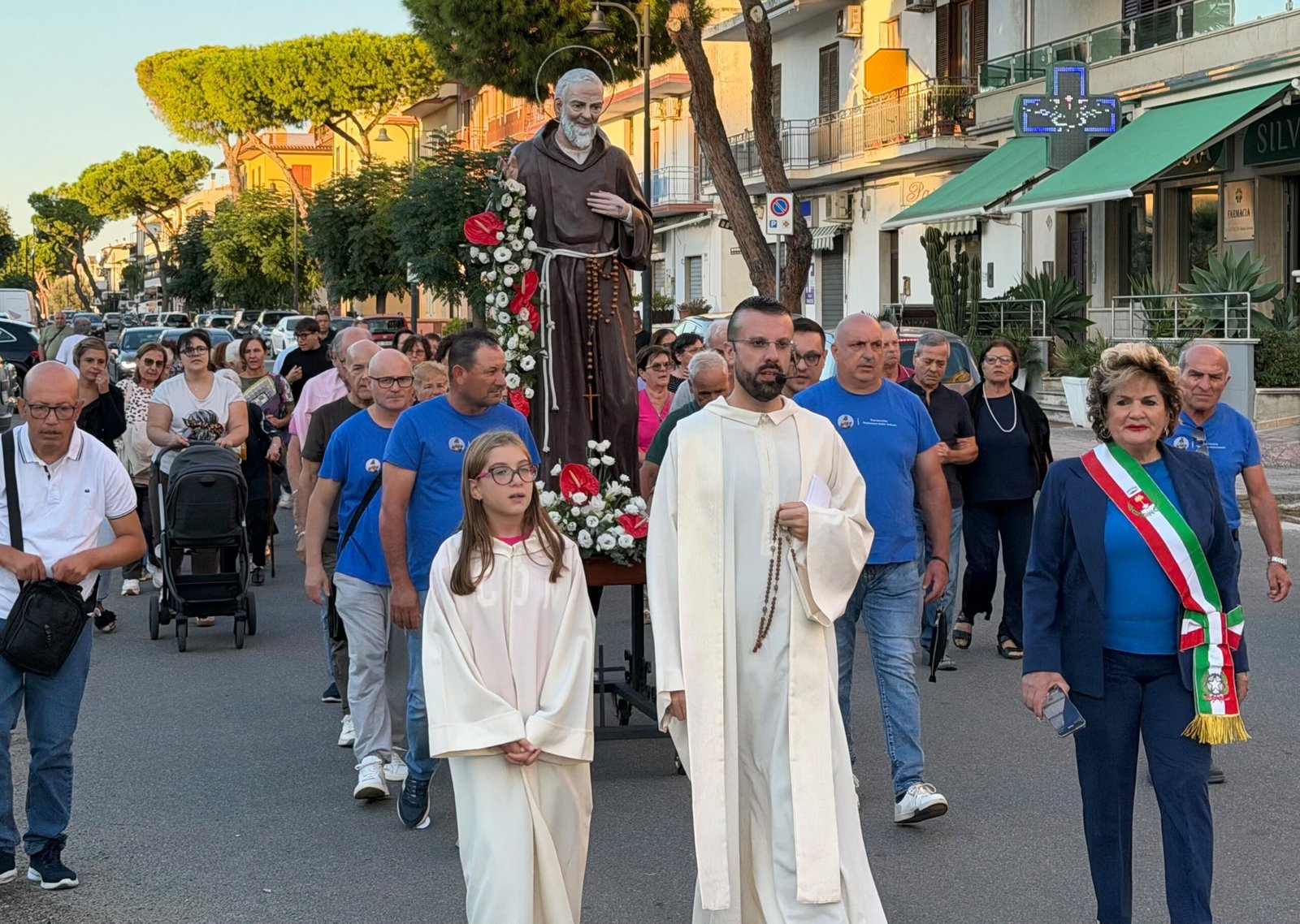 Amendolara celebra San Pio. Il monito di don Nicola: «Basta ipocrisia, la santità è nell’Eucaristia e nella Confessione»