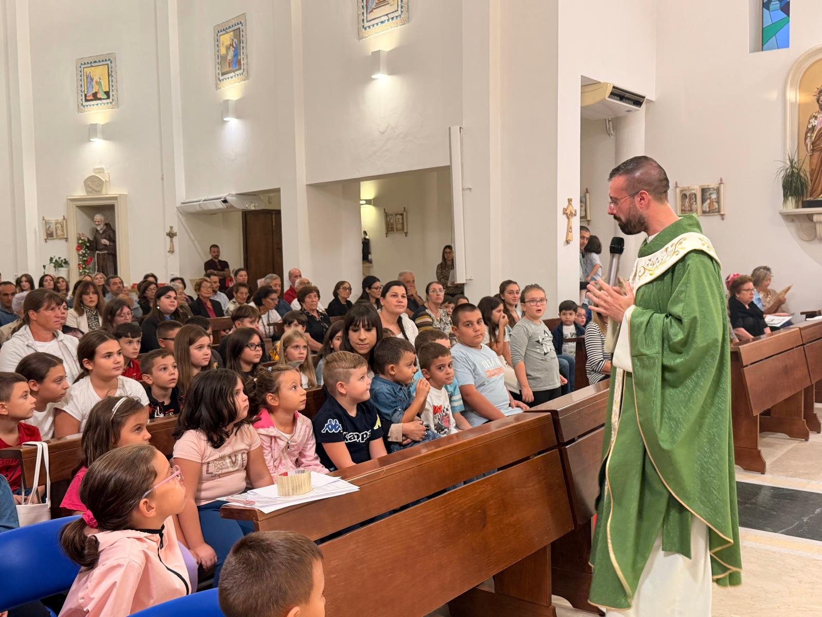 La scuola come “palestra di vita” e una fede autentica: la comunità in preghiera per il nuovo anno scolastico