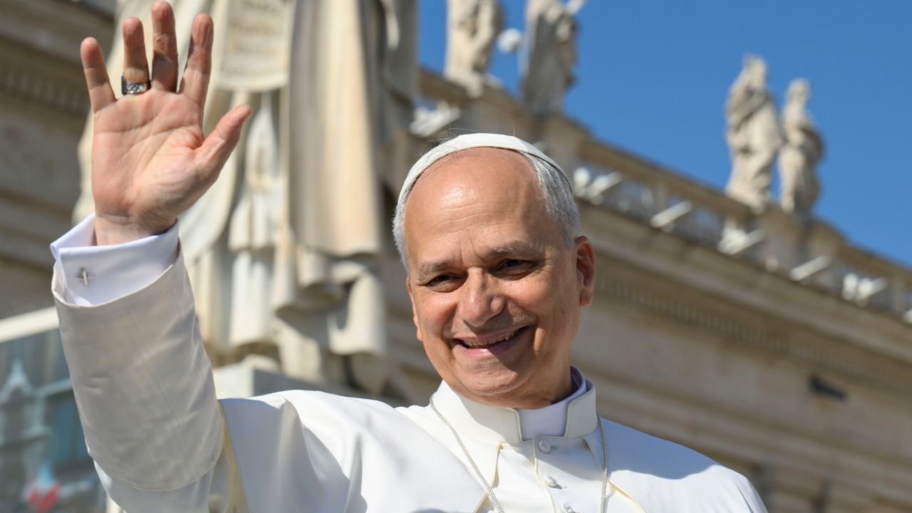 Il Vescovo Savino invita la Diocesi alla preghiera del Rosario per la salute di Papa Leone XIV